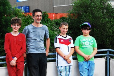 Die Kinderradio-Reporter Yannick, Marvin und Patrick trafen den Geräuschemacher Martin Langenbach in seinem Studio in Wilhelmsburg zum Interview