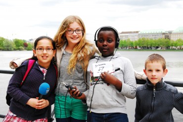 Die jungen Radiomacher Muska, Lawrence und Alex mit der Hamburger The Voice-Finalistin Cosma