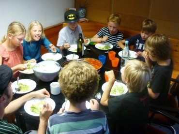 Und das Ergebnis schmeckt! Die Lotsenfunk-Radiogruppe bei der Verkostung